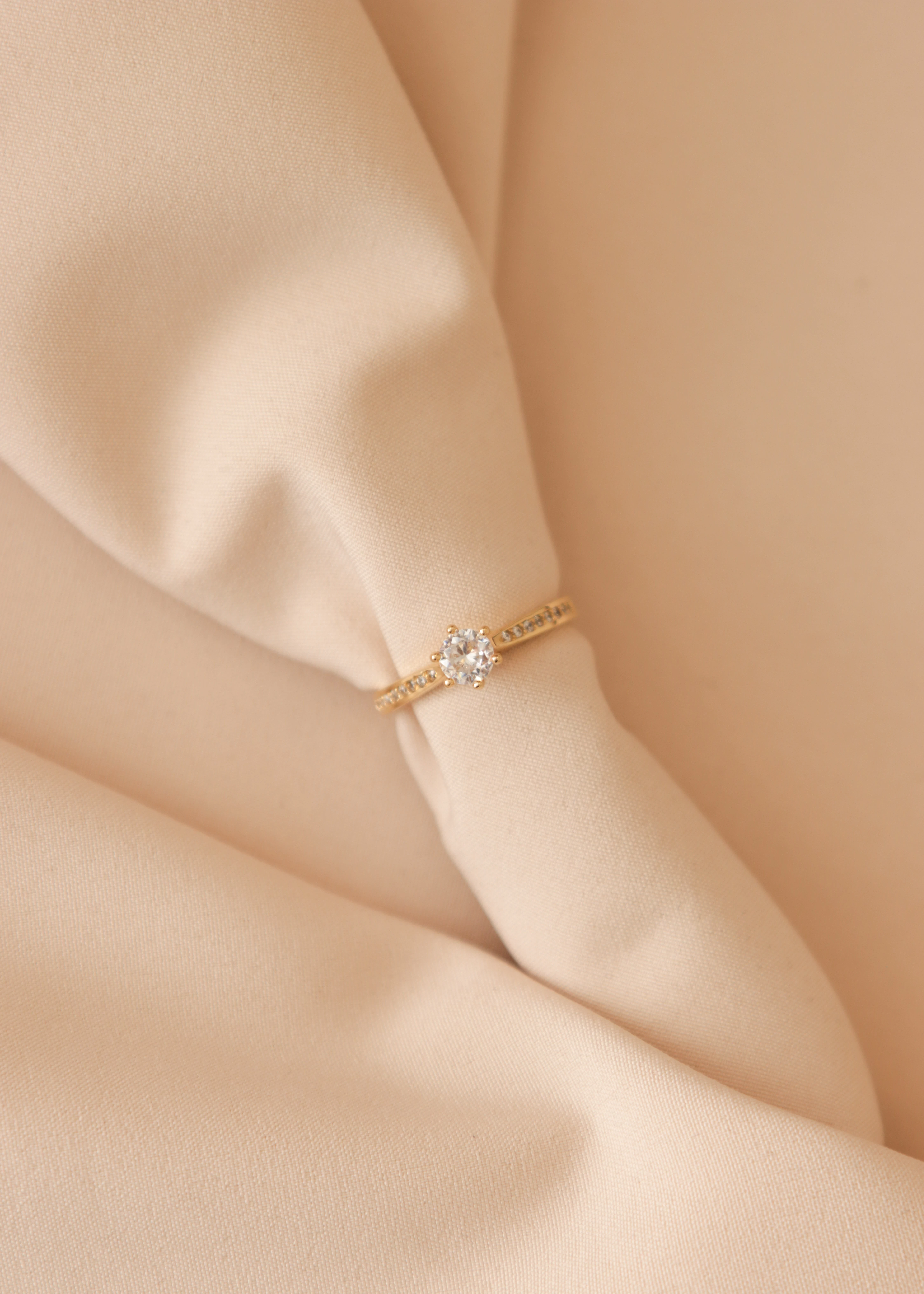 anillo-de-compromiso-en-oro-con-circones-38