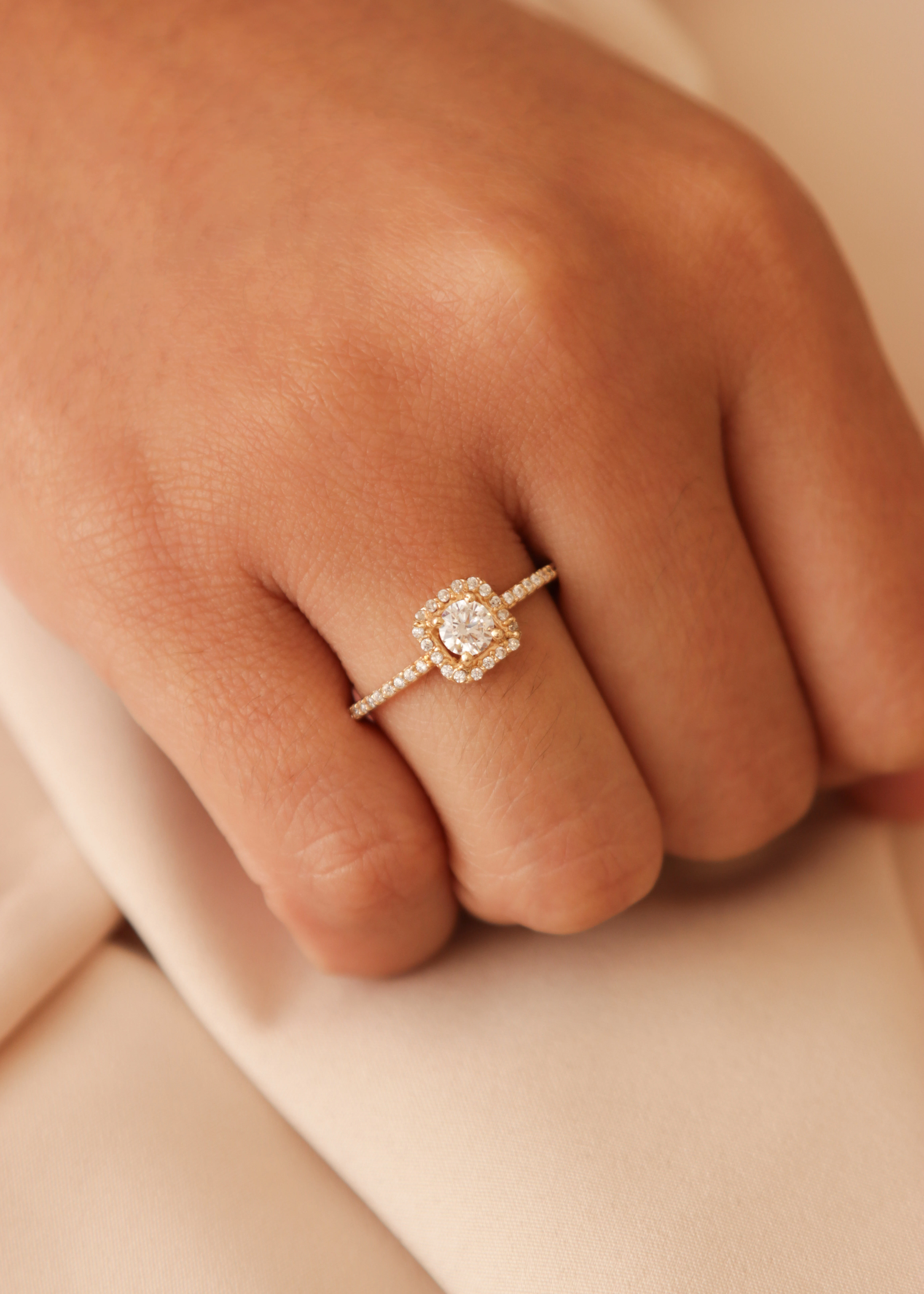 anillo-de-compromiso-en-oro-con-circones-39