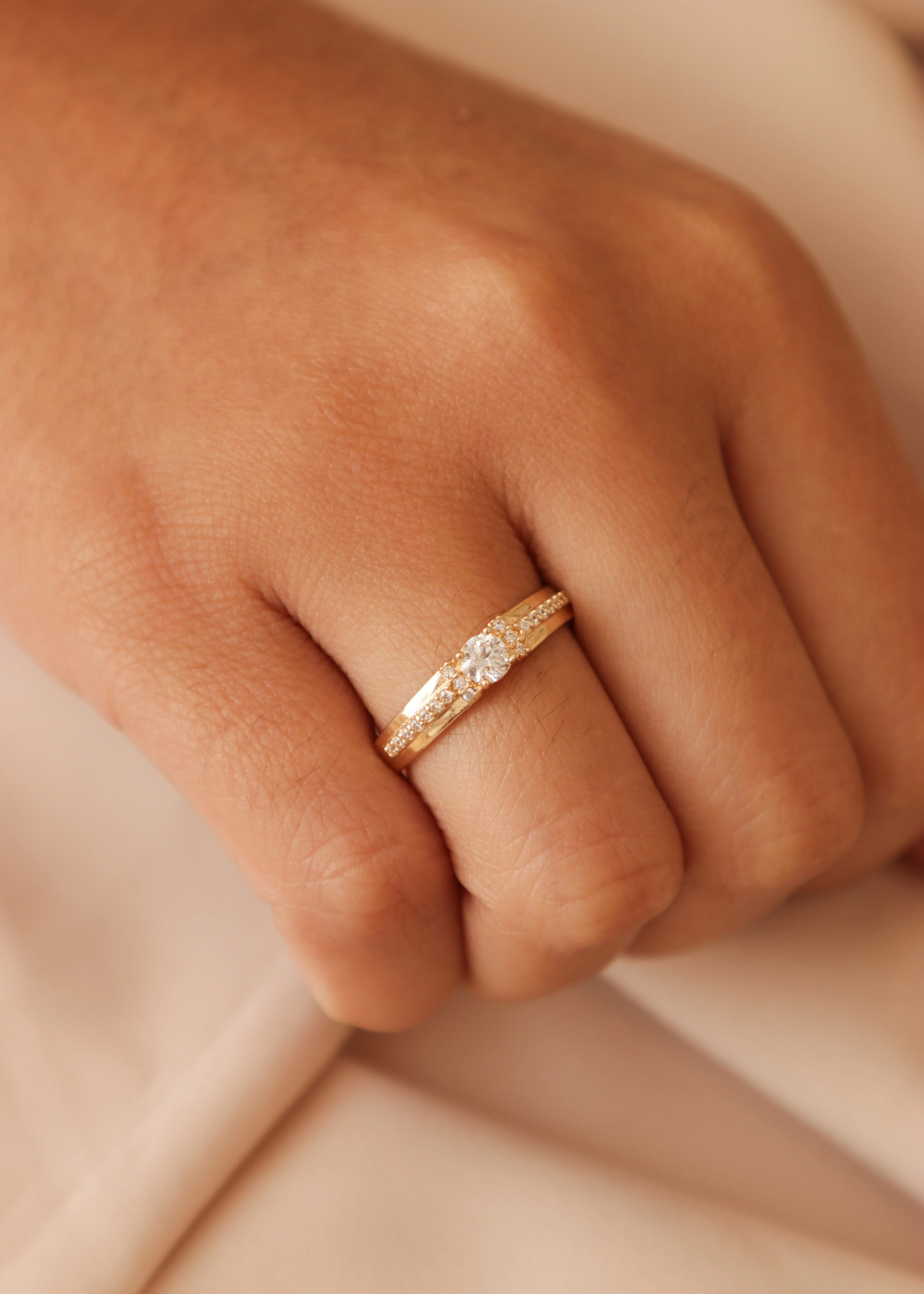 anillo-de-compromiso-en-oro-con-circones-40