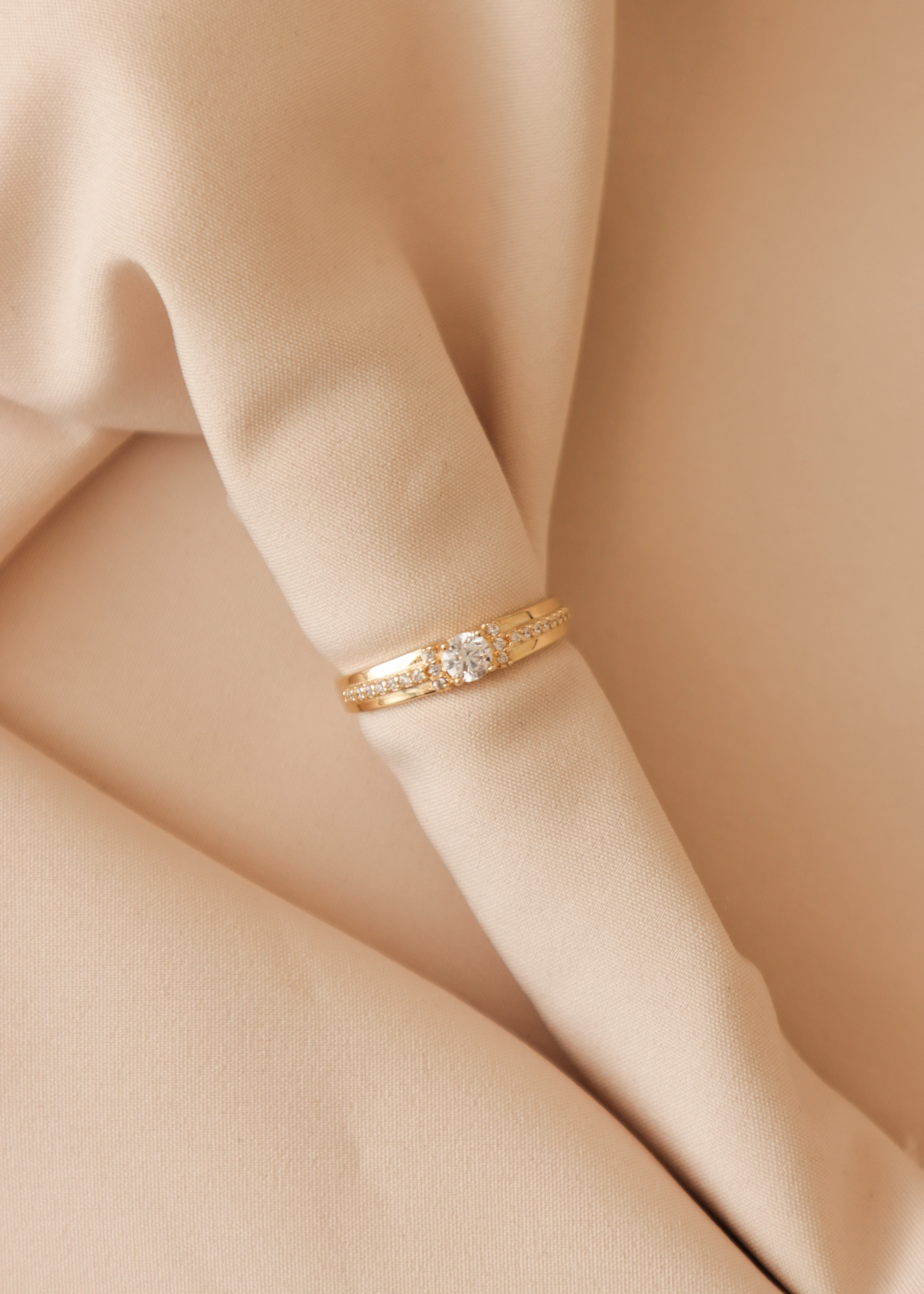 anillo-de-compromiso-en-oro-con-circones-40