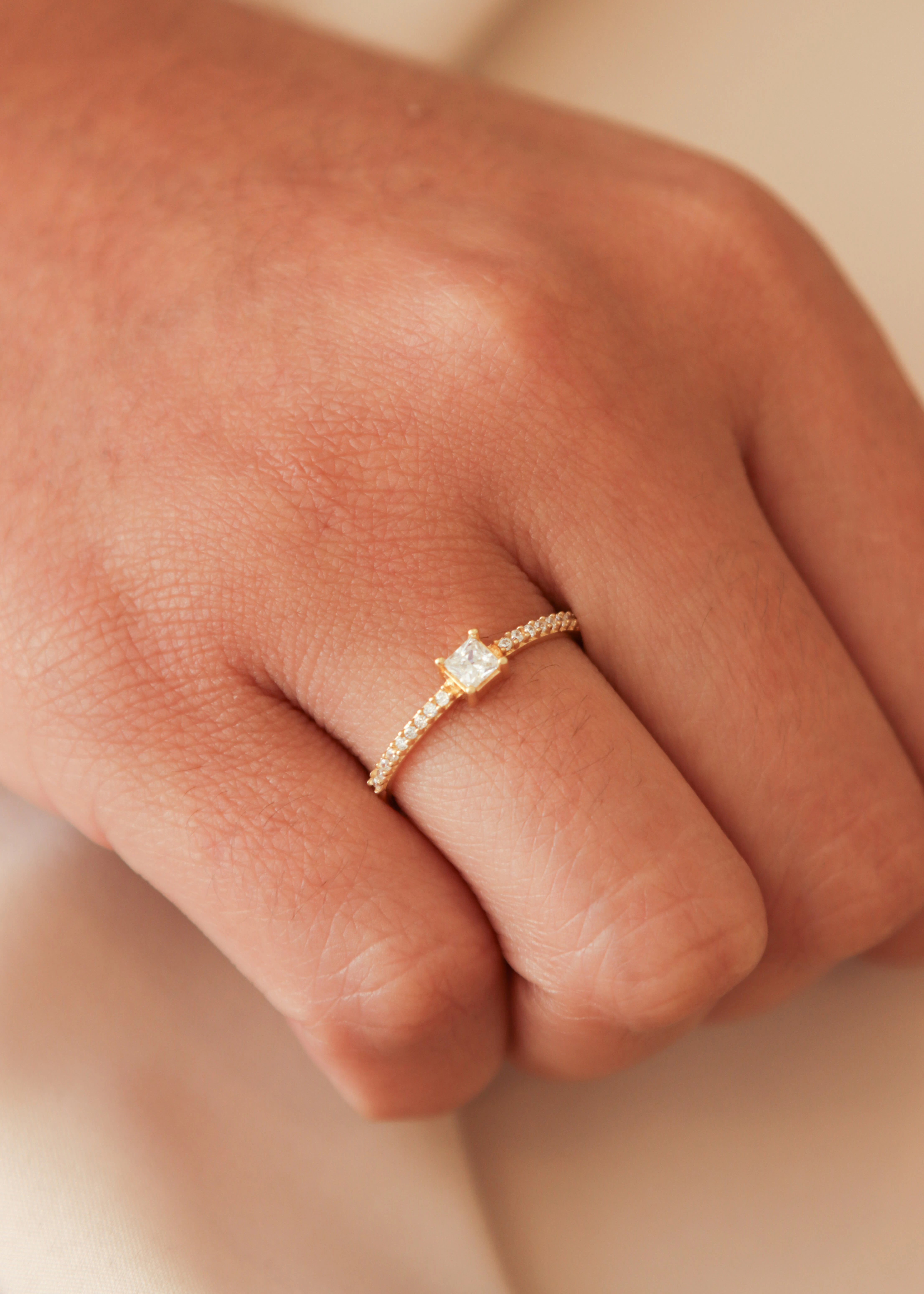 anillo-de-compromiso-en-oro-con-circones-42