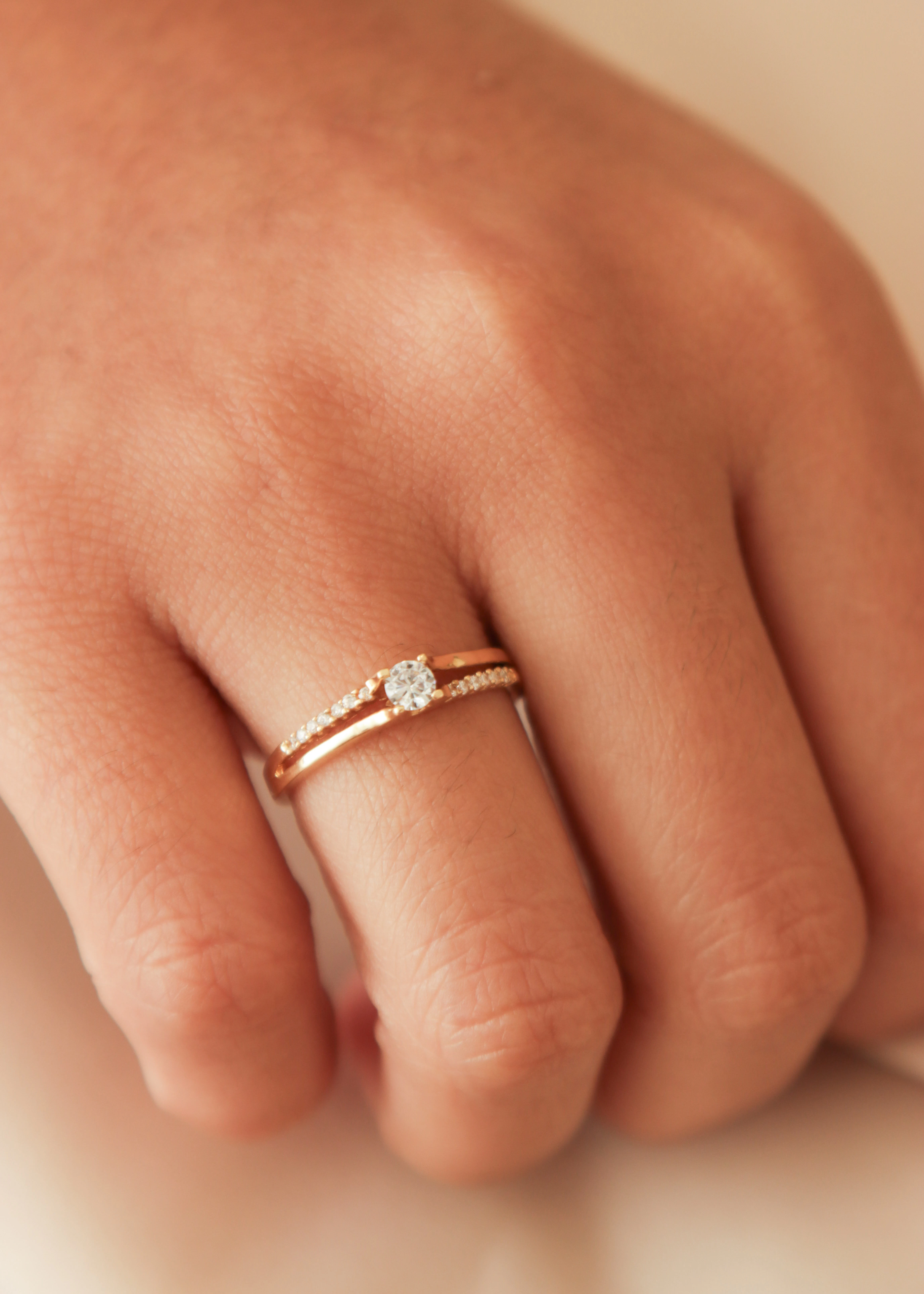 anillo-de-compromiso-en-oro-con-circones-43