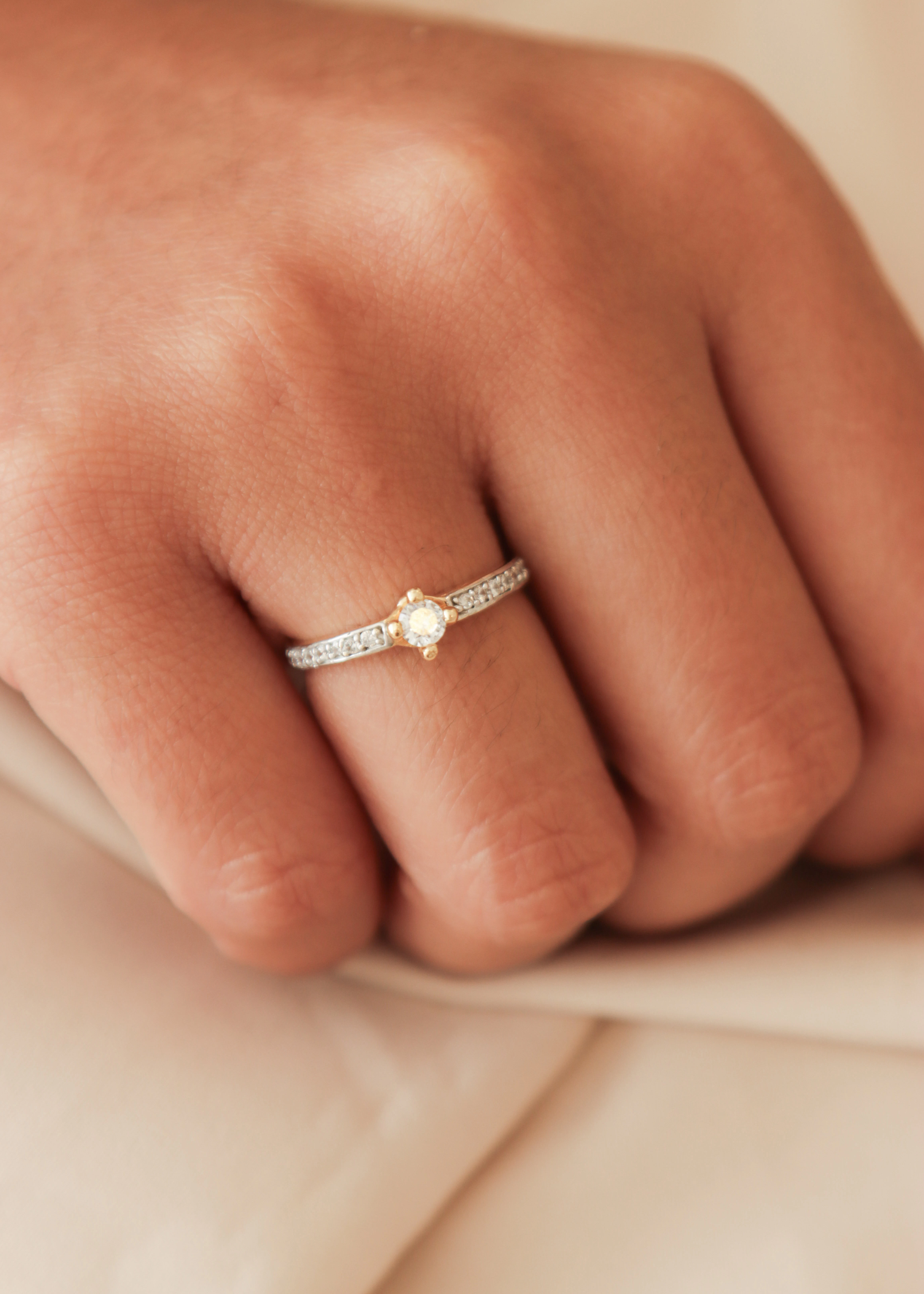 anillo-de-compromiso-en-oro-con-circones-44